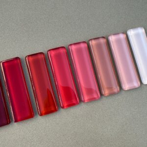 photo de porte couteaux en verre de couleur