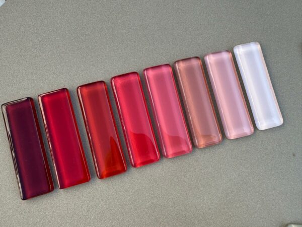 photo de porte couteaux en verre de couleur